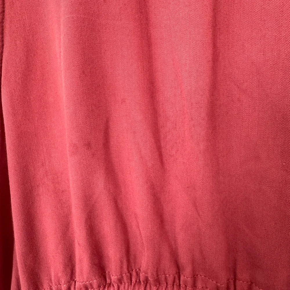 Entro Red Sleeveless Vest with Stand-Up Collar - Picture 5 of 6